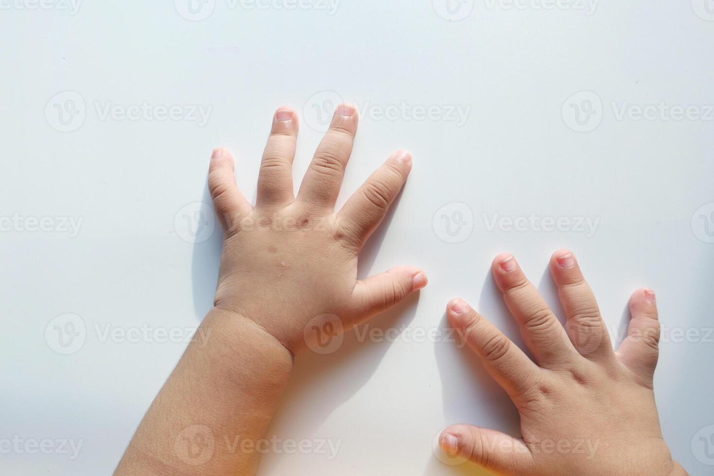 cute baby hands wallpapers 0035