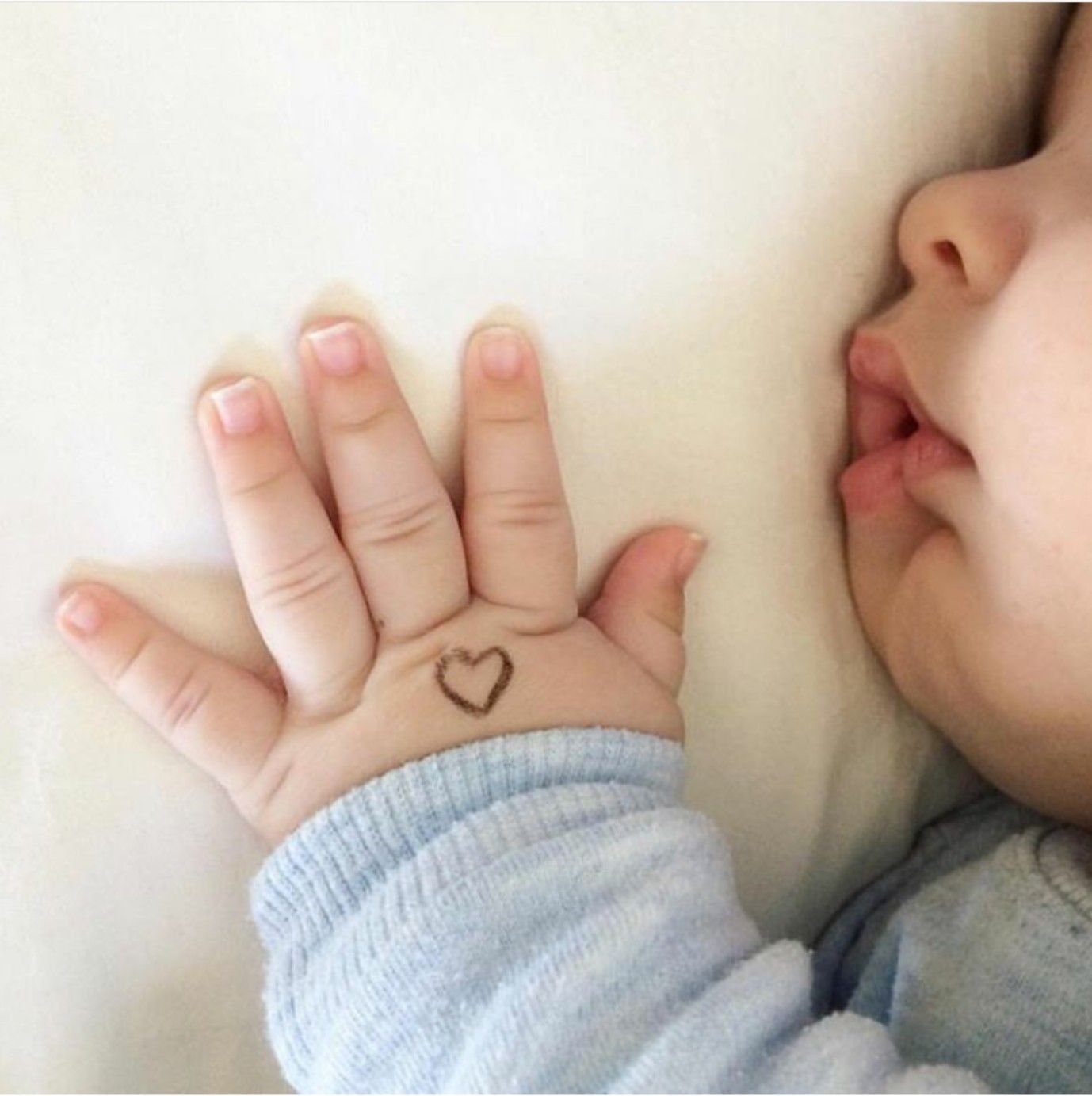 cute baby hands wallpapers 0040