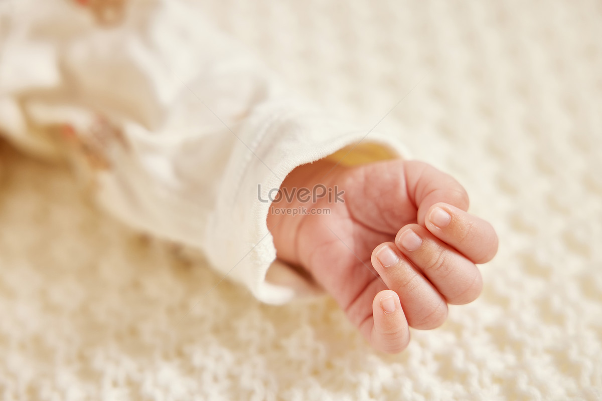 cute baby hands wallpapers 0043