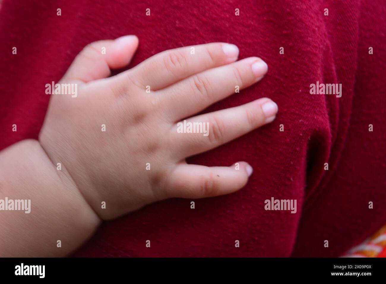 cute baby hands wallpapers 0076